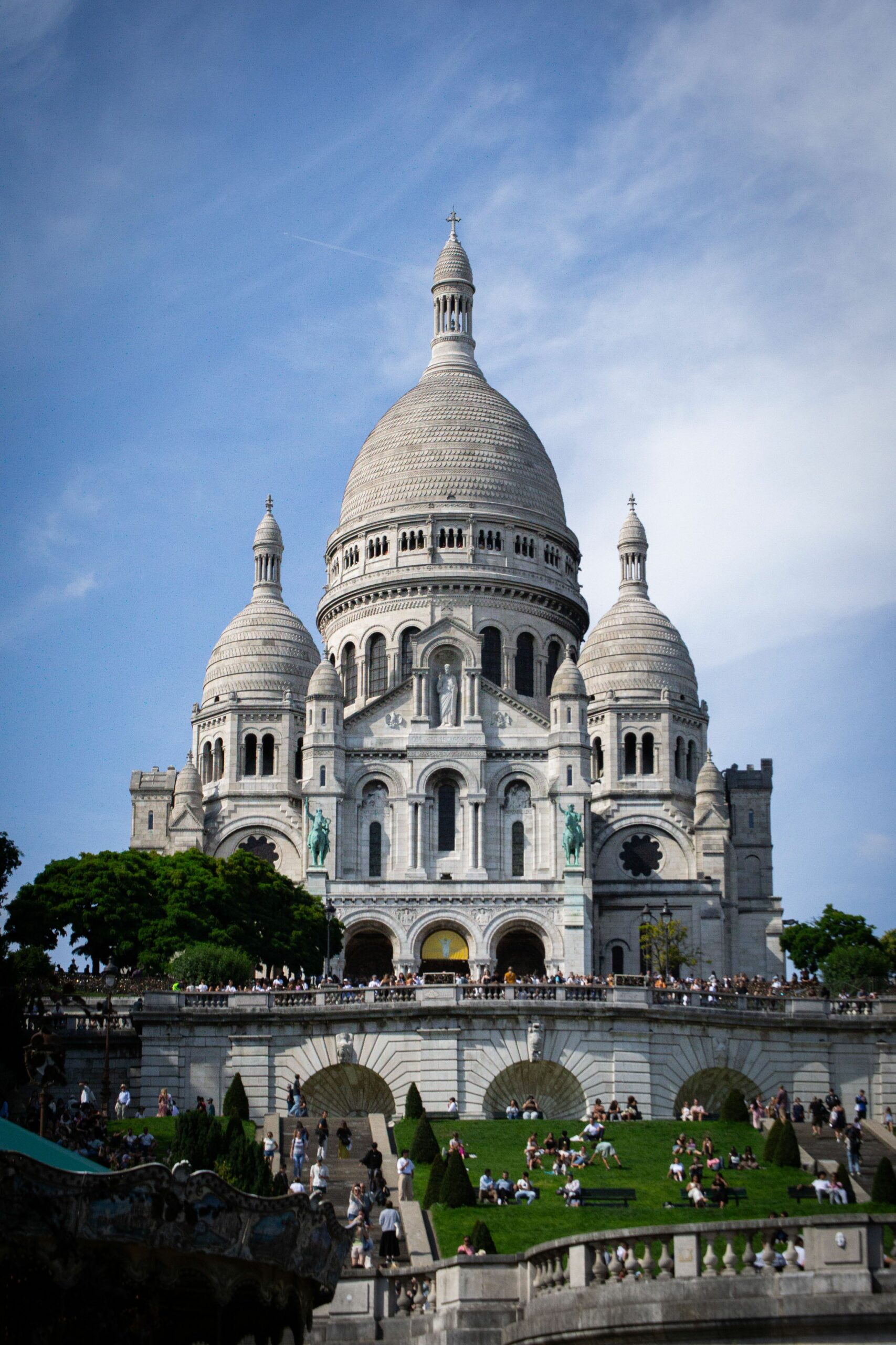 Basilique du Sacré-Cœur de Montmartre dominant Paris depuis la colline